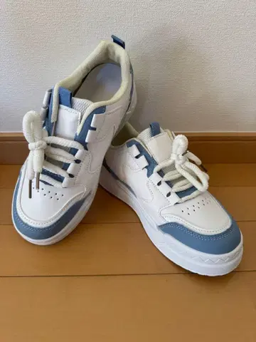 화이트/블루 스니커즈