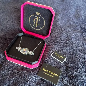 Juicy Couture 크리스탈 목걸이 박스 포함