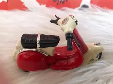 스쿠터형 미니카 빨간색과 크림색