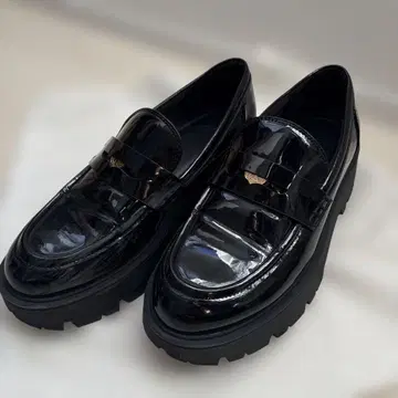 ZABA 블랙 에나멜 로퍼 통굽