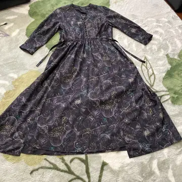 모라비토 프리미어 블랙 계열 프린트 패턴 맥시 길이 원피스