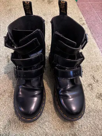 블랙 가죽 벨트 부츠