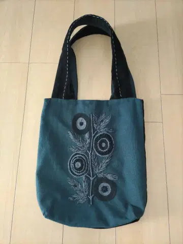 청록색 자수 토트백