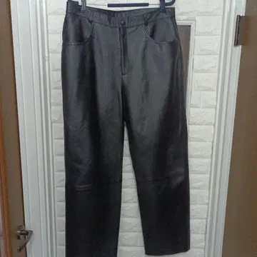 새상품급! 블랙 가죽 스트레이트 팬츠