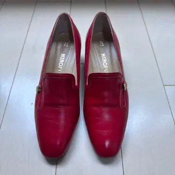 HIROFU 빨간색 슬립온 펌프스 중간 힐