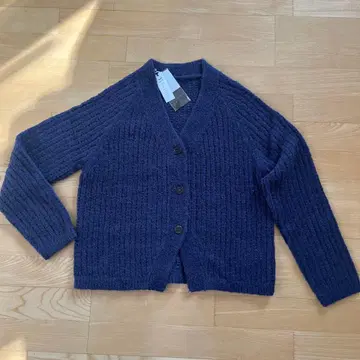 와이즈 포 리빙 네이비 버튼 부착 가디건