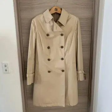 베이지 더블 브레스트 트렌치코트