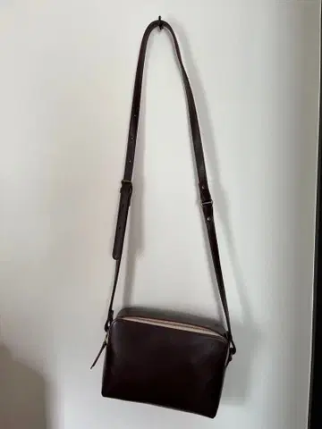 다크 브라운 가죽 숄더백