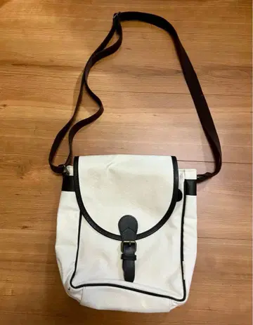 화이트 캔버스 숄더백