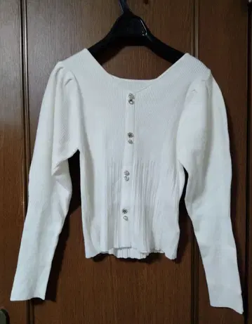 새상품급 dazzlin 비쥬 장식 퍼프 슬리브 리브 니트 화이트