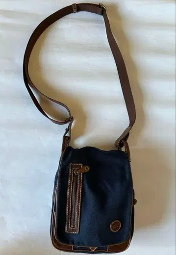 HUNTING WORLD 네이비 숄더백