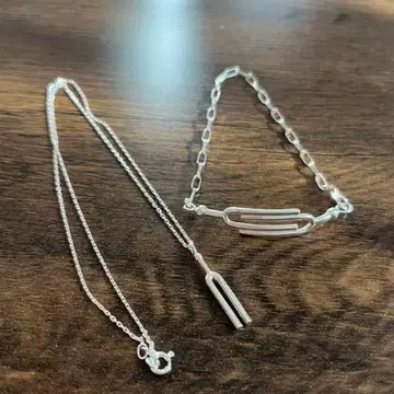 실버 목걸이와 팔찌 세트