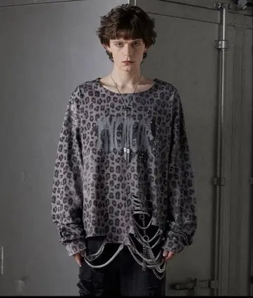 GRANCY 올 패턴 큐빅 그래픽 롱T