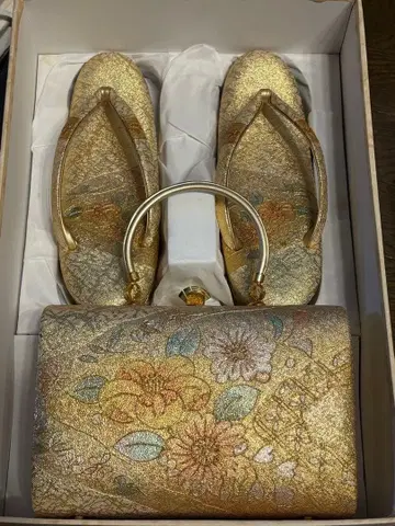 꽃무늬 자수의 골드 백과 조리 세트