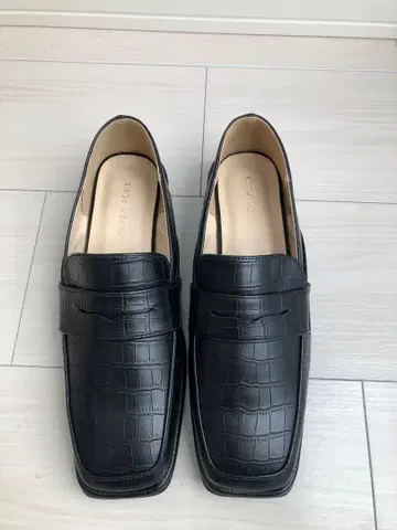 Amiami 스퀘어토 코인 로퍼 M 사이즈 블랙