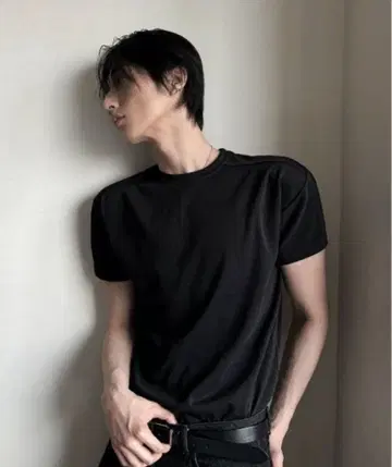 절개 머슬핏 반팔 티셔츠