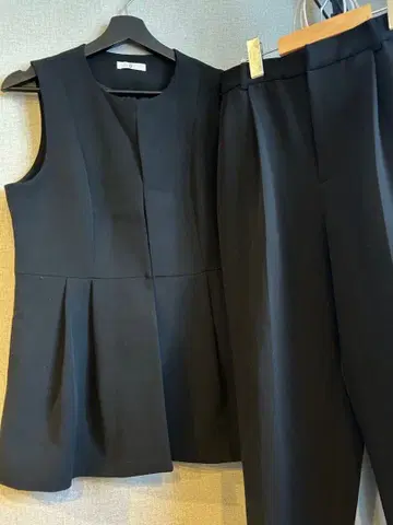 체형 커버 페플럼 베스트 셋업 턱이 들어간 테이퍼드 팬츠