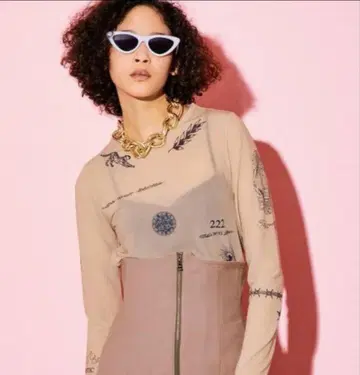 MAISON SPECIAL 타투 프린트 시어 탑