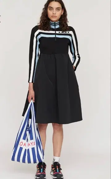 LAZY OAF 라인 긴팔 절개 원피스