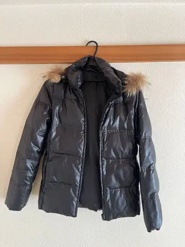 블랙 후드 부착 다운 자켓 퍼 부착