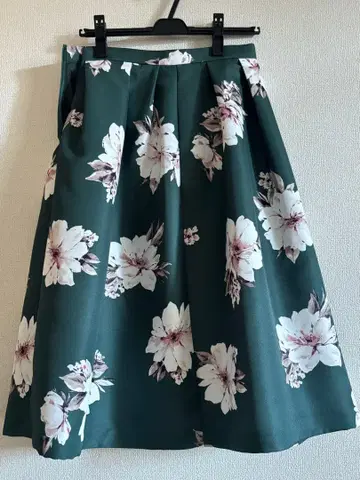 새상품 꽃무늬 그린 스커트 사이즈 M