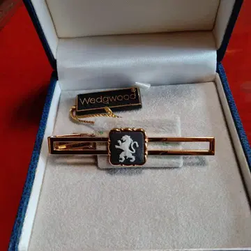 Wedgwood 사자 모티브 넥타이핀과 호안석 받침은 실버입니다.