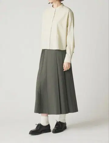 MidiUmi (미디우미) 턱 플리츠 스커트 블랙