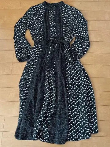 꽃무늬 긴팔 원피스 (블랙과 화이트)