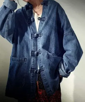 [ 새상품급! 인기 완판템 ] antiqua 차이나 버튼 데님 자켓