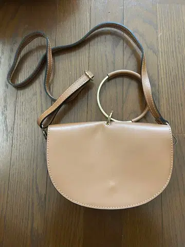 베이지 원형 반지 숄더백