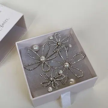 elizabeth bower 꽃 모티브 귀찌 2개 세트