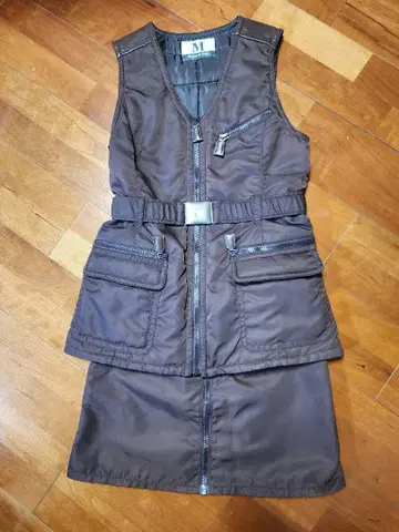 메종 드 토알 베스트와 스커트 브라운