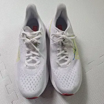 HOKA 러닝화 화이트