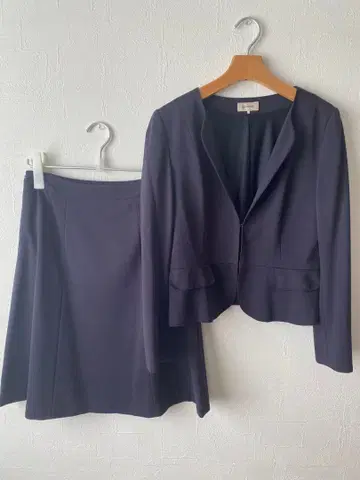 Aylesbury 네이비 스커트 셋업