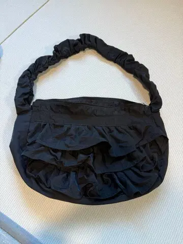 [ merry jenny 메리제니 ] 프릴 달린 블랙 숄더백