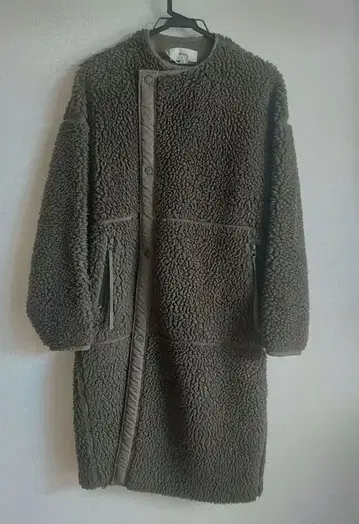 HYKE 보아 롱 코트 올리브