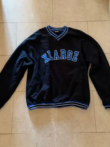 XLARGE 블랙 V넥 맨투맨