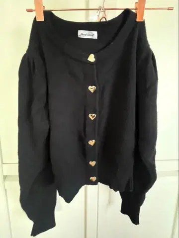 treat Yourself 하트 버튼 블랙 니트