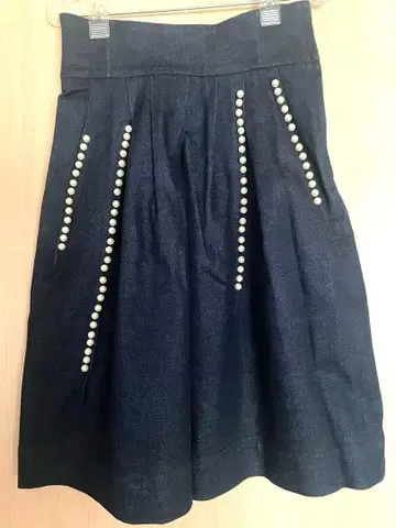 다크 블루 플리츠 스커트 펄 장식