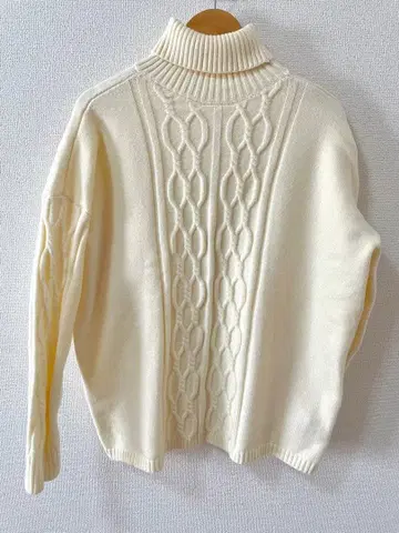 MICALLE MICALLE 등 트임 화이트 니트탑