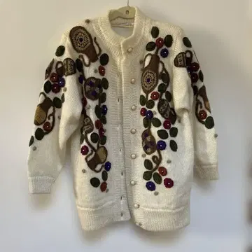 아이보리 꽃과 물병 자수 가디건