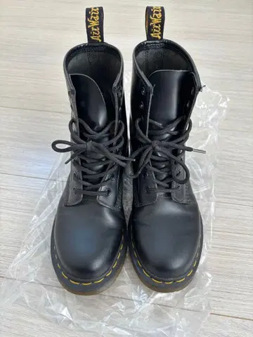 닥터마틴 8홀 새상품급 UK4
