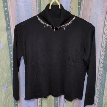 비즈 장식 터틀넥 스웨터 블랙