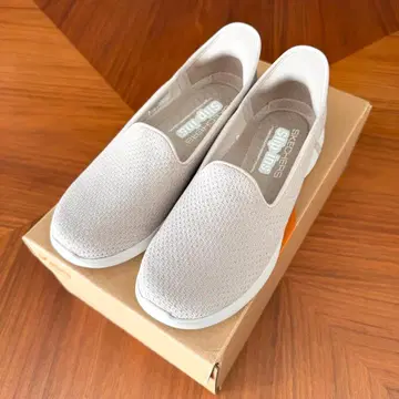 시착만 한 상품 스케쳐스 경량 슬립인즈 스니커즈 베이지 24.5cm