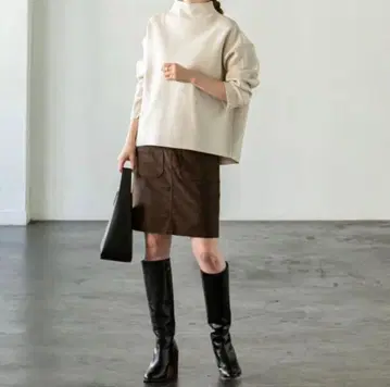 NOBLE 페이크 스웨이드 빅 포켓 미니 스커트