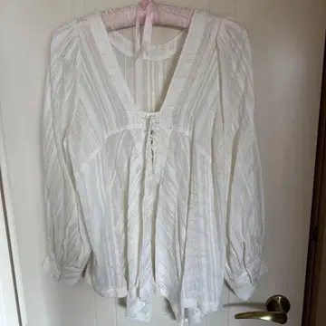 emmi 화이트 V넥 셔츠 사이즈 1