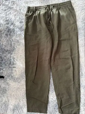 카키색 조거 팬츠