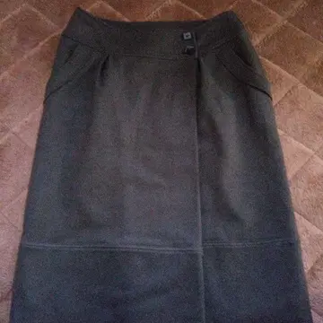 올리브 그린 버튼 포함 타이트 스커트