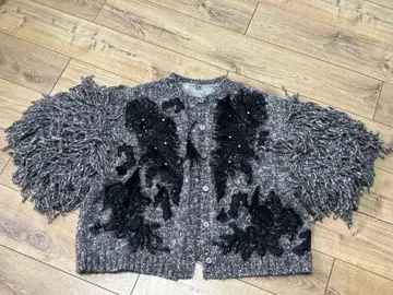 자수 비즈 부착 라벨 에튀드 가디건