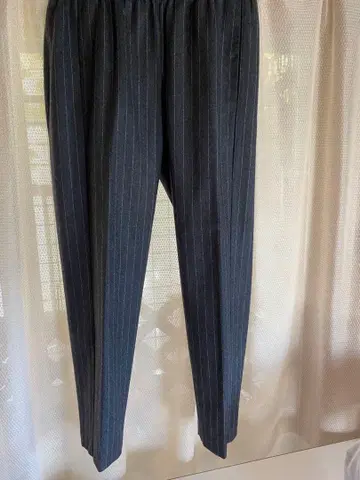 띠어리 다크 그레이 스트라이프 테이퍼드 팬츠